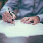 Firma de un contrato con bolígrafo