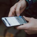 Pantalla de un móvil con mensajes de chat