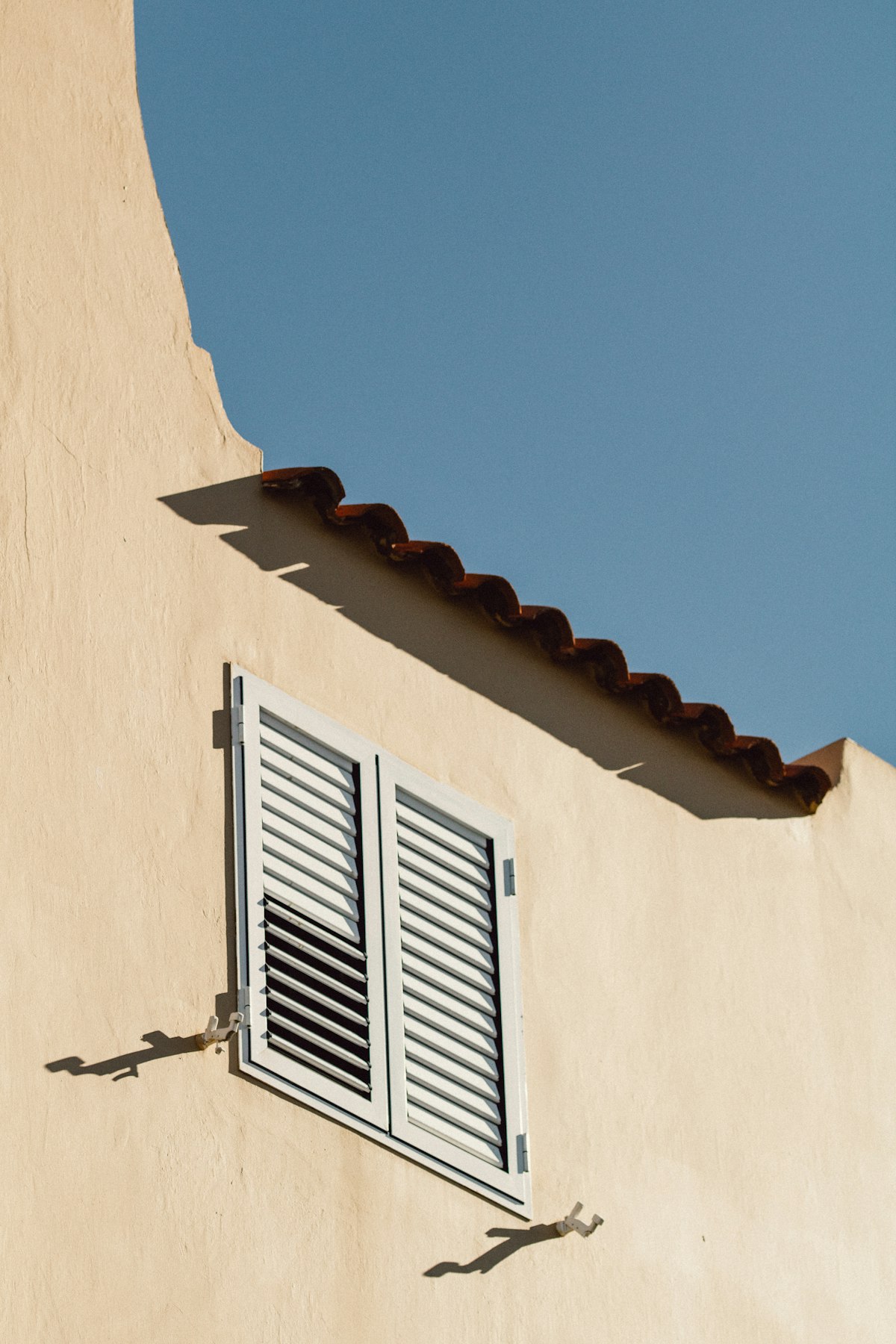 Leaks from the roof or a terrace in a community of owners: who pays?